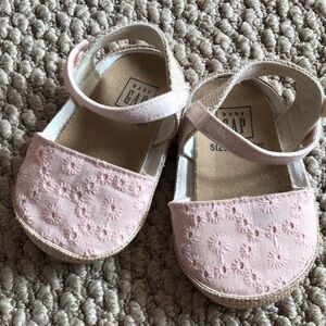 Baby Gap 12-18 mo soft soled pink eyelet shoes